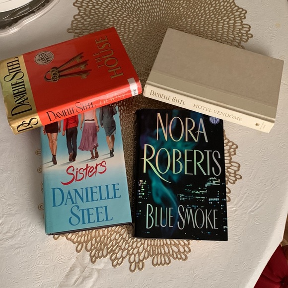 TRIO OF DANIELLE STEELE HARDBACKS with BONUS NORA ROBERTS BOOK - Picture 2 of 4